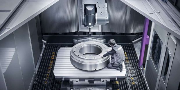 Der geräumige Maschinenraum des Bearbeitungszentrums THR36P von Ibarmia Werkzeugmaschinen bietet einen Störkreisdurchmesser von 3600 mm