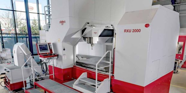 Die RXU 2000 eignet sich mit einem ­Arbeitsraum von 2.000 x 1.800 x 800 Millimeter für die schnelle und hochpräzise Fräs- und Schleifbearbeitung selbst hochharter Werkstücke.